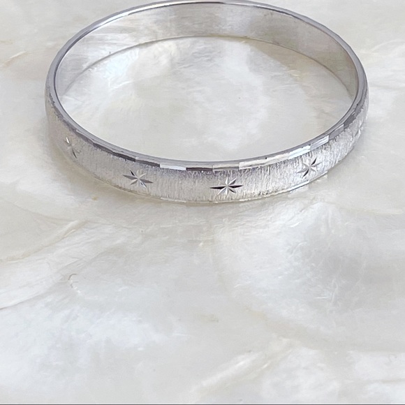 Vintage Monet Silver Tone Etched Stars Pretty Bangle Bracelet Elegant - Picture 11 of 12